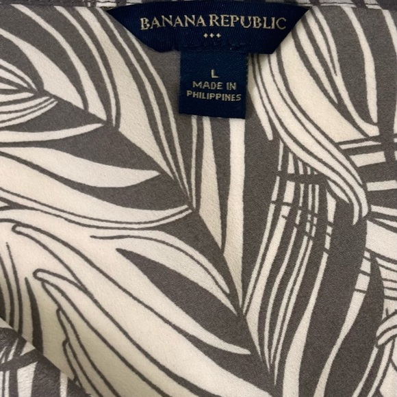 Banana Republic Factory Large shell blouse, Taupe brown leaves. Cowl neckline - Picture 6 of 6